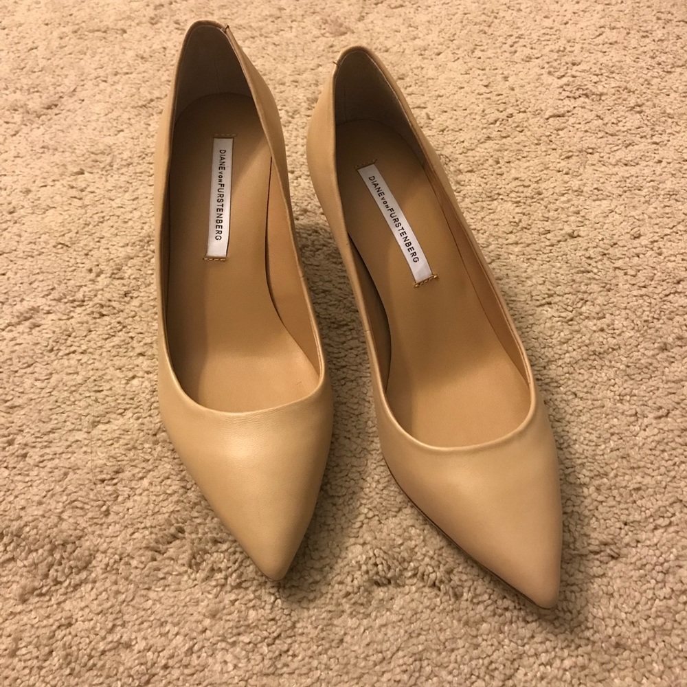 NWT nude pump 3” heels